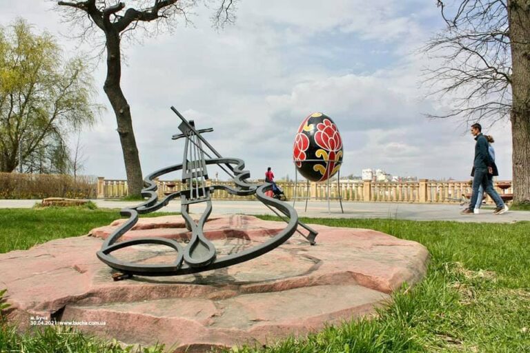 Писанки в центрі міста Буча
