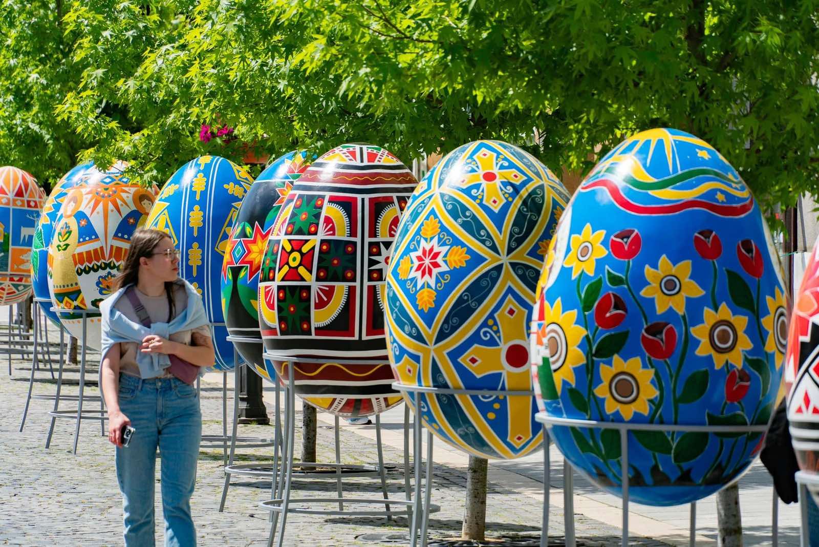 Великодня алея скульптурних писанок в Ужгороді