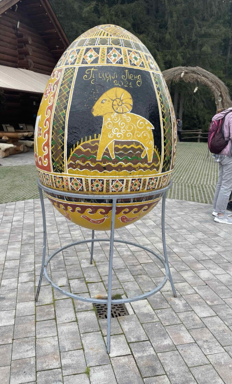 Великодня скульптурна писанка у Гуцул Ленді, Буковель