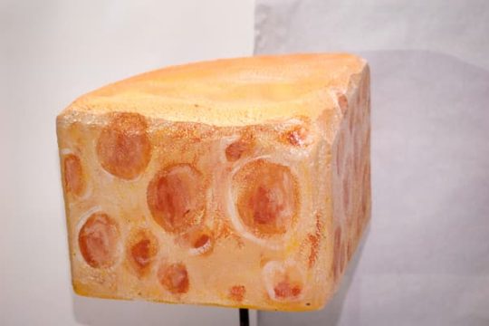 Сир в кошик для великої пасхальної інсталяції
